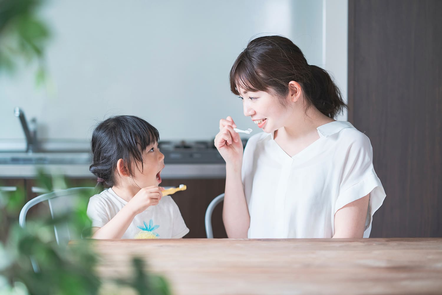歯を磨く親子